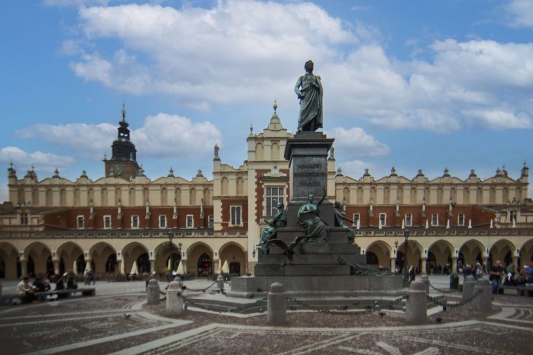 Pomnik Adama Mickiewicza i Sukiennice na Rynku Głównym