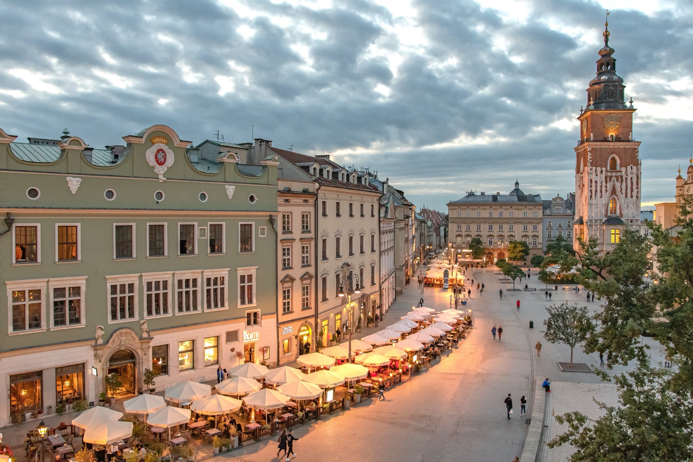 Rynek Główny w Krakowie z wieżą ratuszową