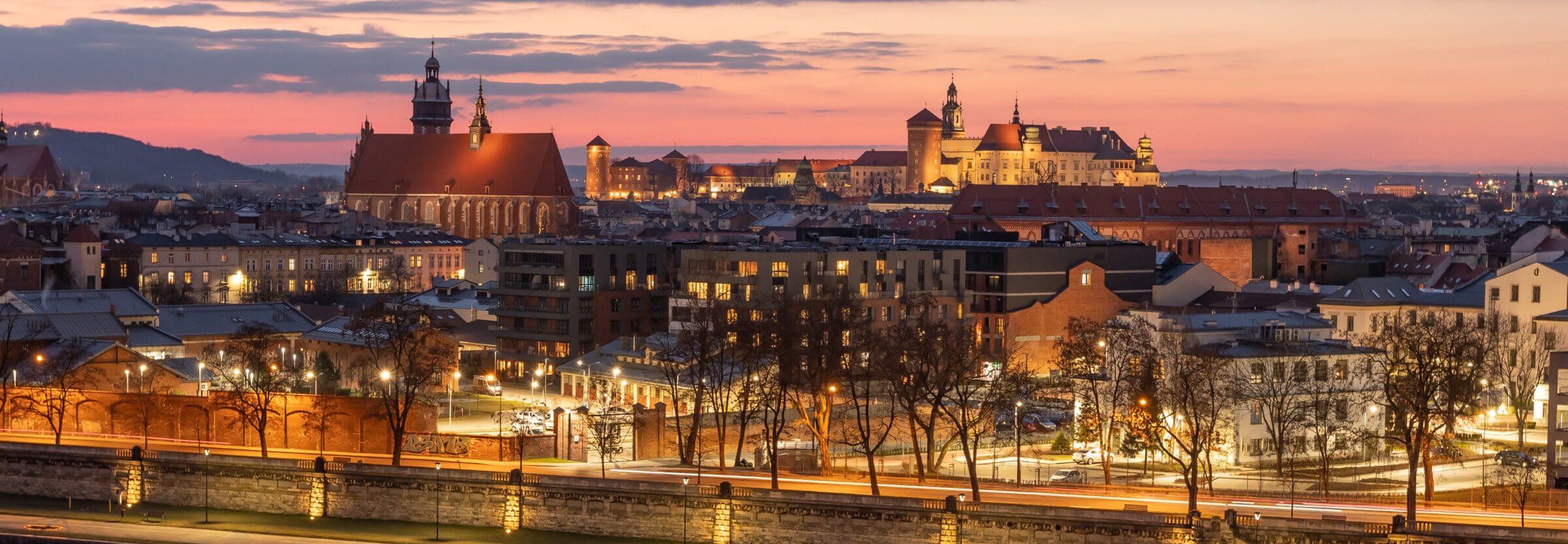 Panorama Krakowa z Wawelem nad Wisłą o zmierzchu