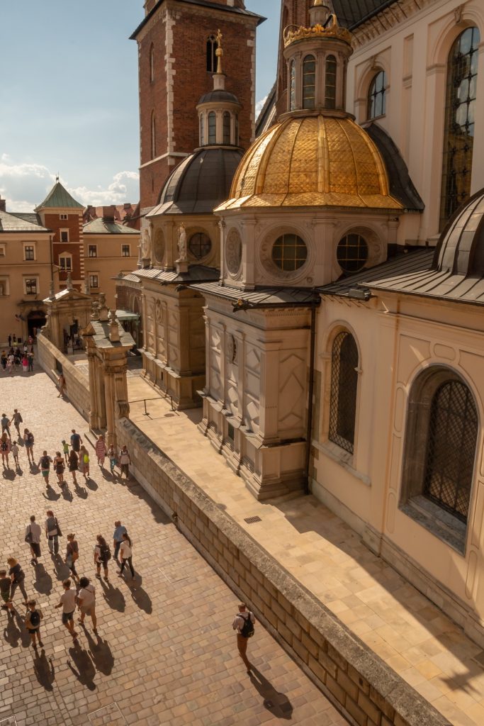 Kaplica Zygmuntowska i dziedziniec katedralny na Wawelu