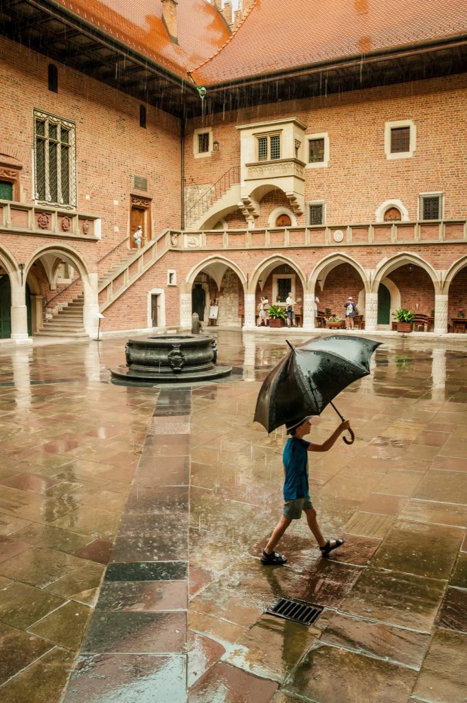 Dziedziniec Collegium Maius w deszczu